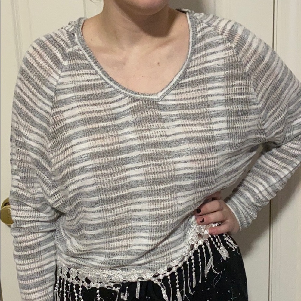 Great and white sweater with hood